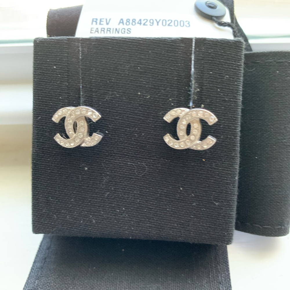 Chanel NWT earrings 💯 Authentic CC’s in crystal